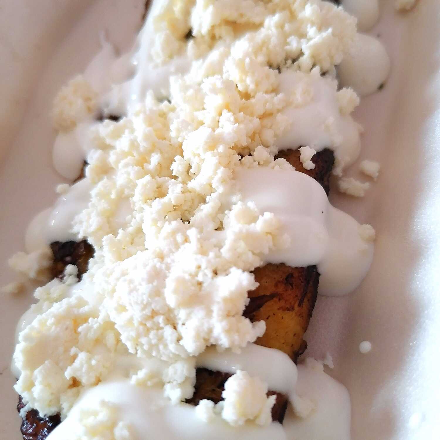 PLÁTANO FRITO CON CREMA Y QUESO