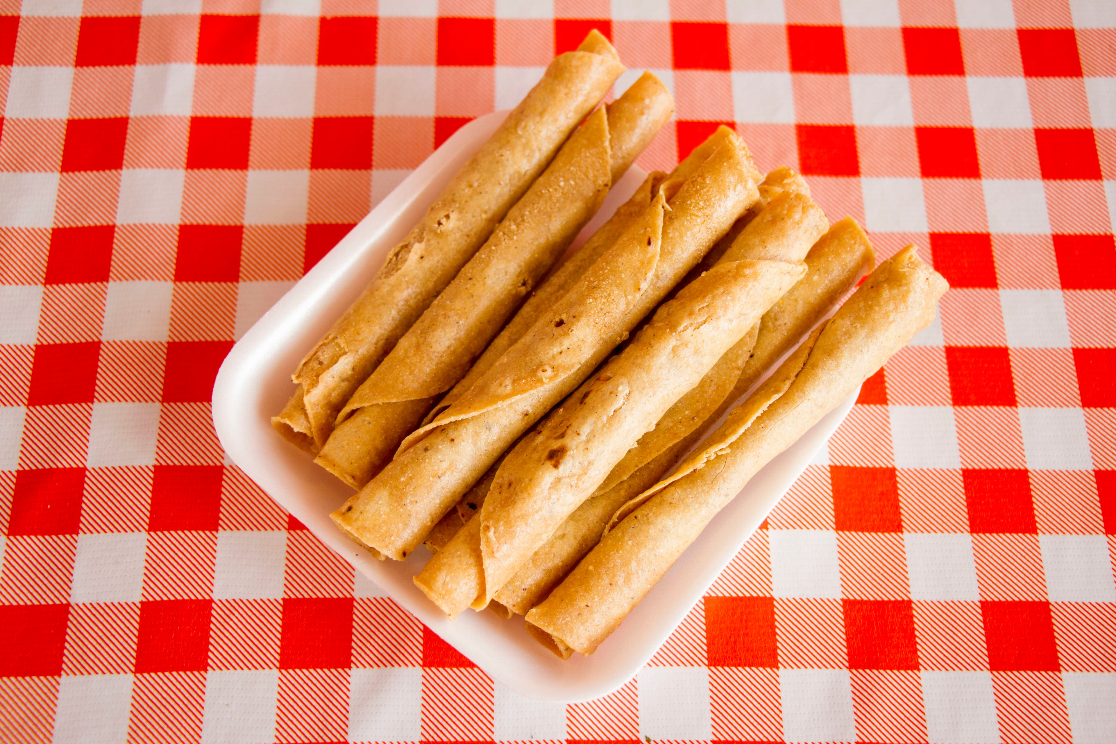 10 Tacos dorados de pollo rostizado con salsa