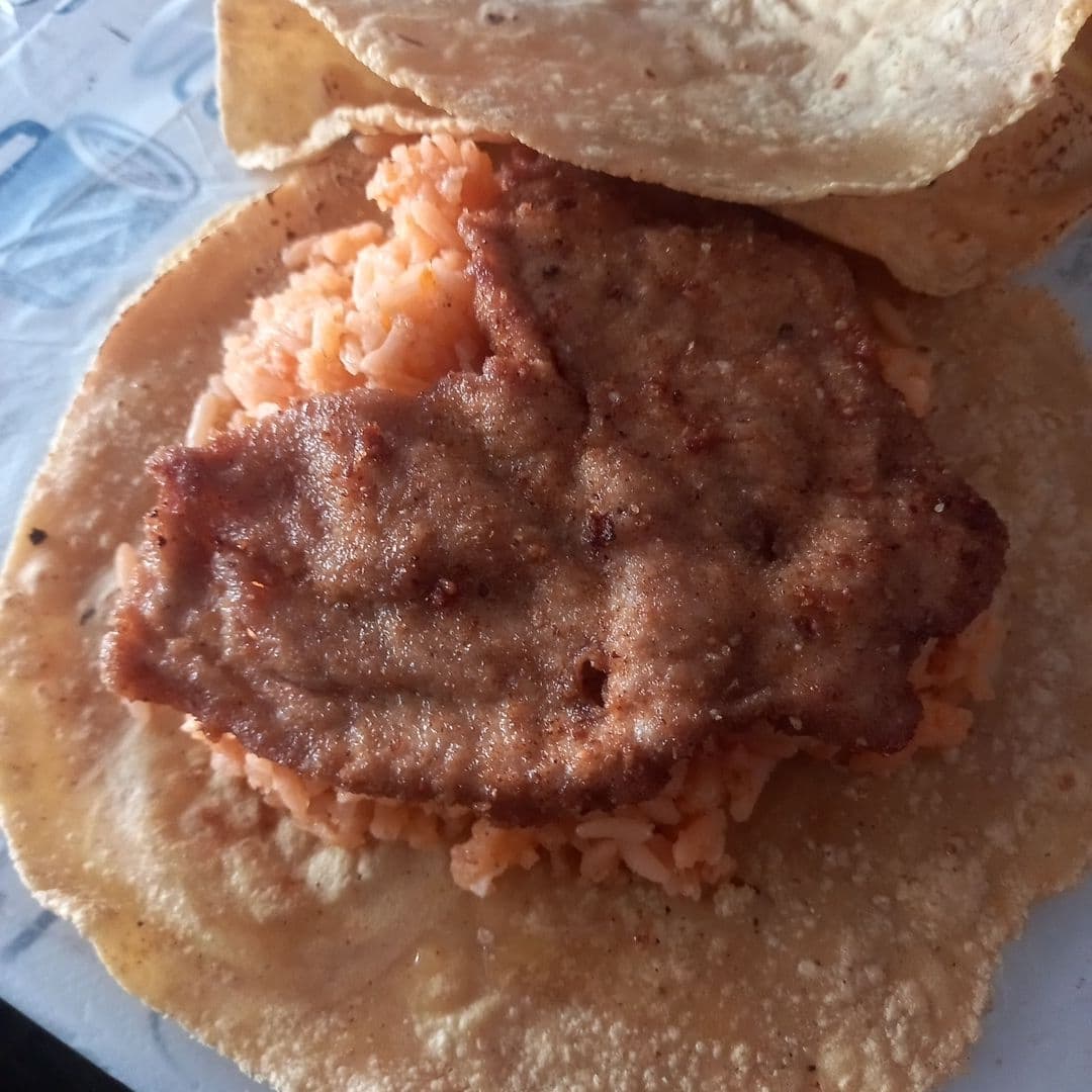 TACO ACAROZADO DE MILANEZA DE PUERCO