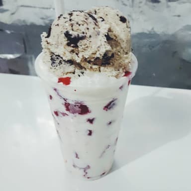 Fresas congeladas con crema grandes con nieve