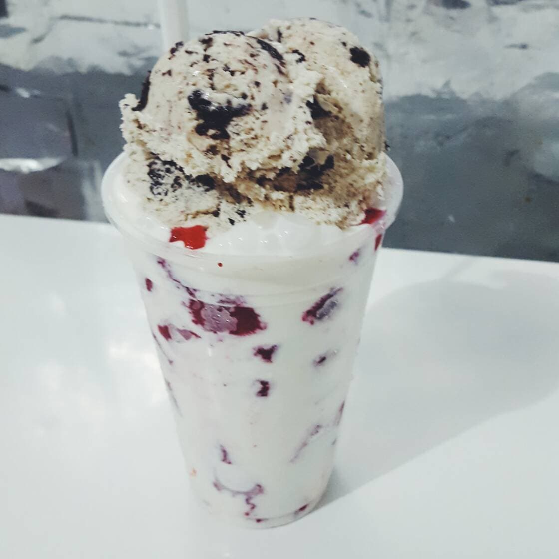 Fresas congeladas con crema grandes con nieve