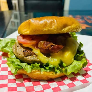 Hamburguesa Batman con Papas