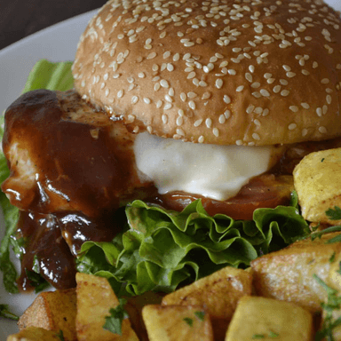 Pechuga de Pollo BBQ con Papas Sazonadas