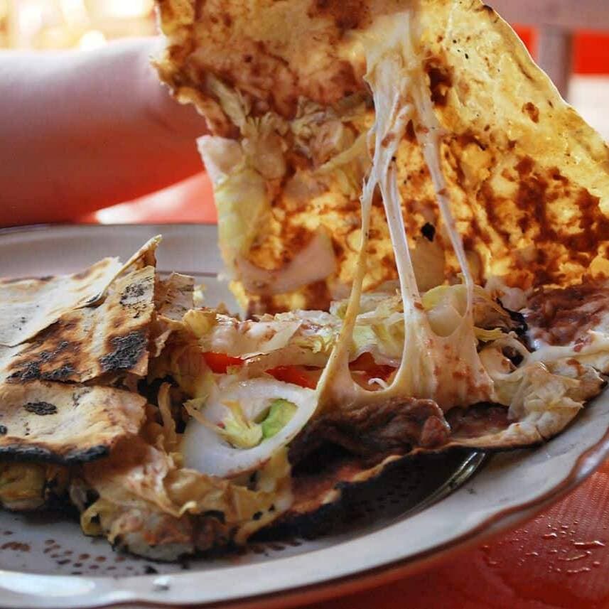 Tlayuda con Quesillo y Milanesa