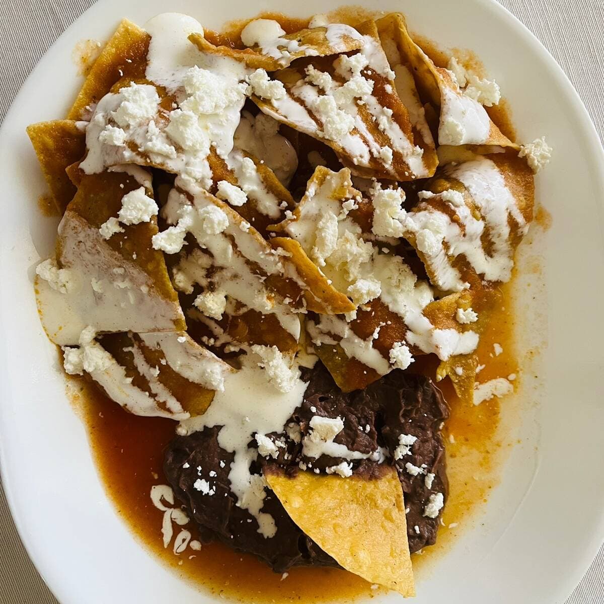 Chilaquiles Rojos con Crema y Queso