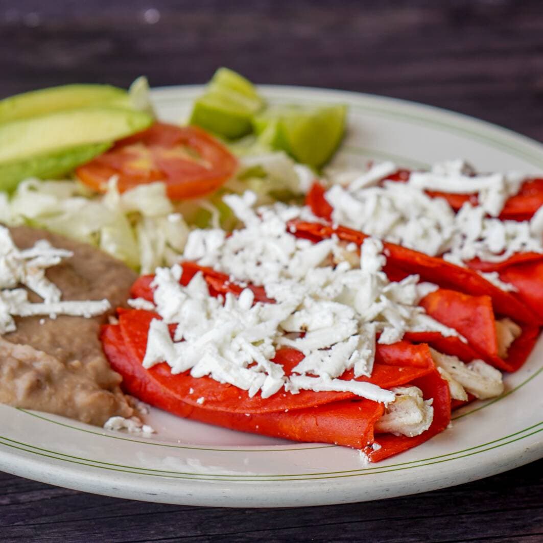Taquitos rojos con pechuga de pollo