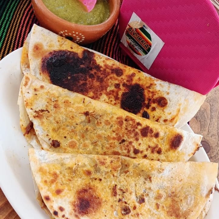 3 Quesabirrias de Harina con Consomé