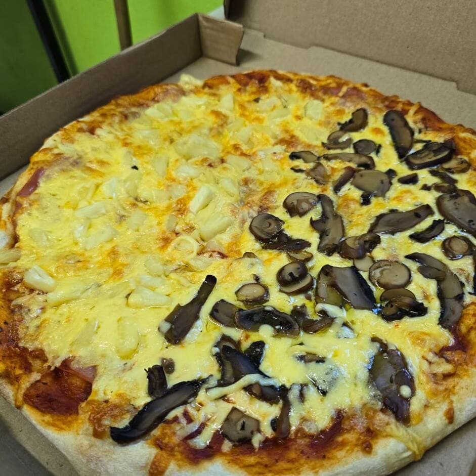 PIZZA MITAD HAWAIANA Y MITAD CHAMPIÑON
