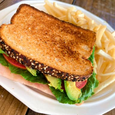 Sándwich Sencillo con Papas Fritas