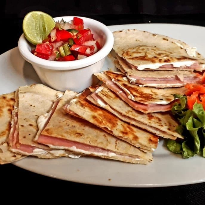 Sincronizadas de Jamón y Queso con Pico de Gallo