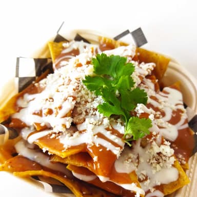 Chilaquiles con salsa de frijol y chipotle.