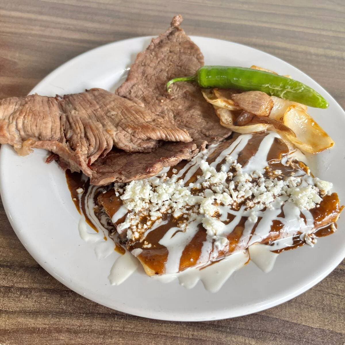 Cecina con enchiladas