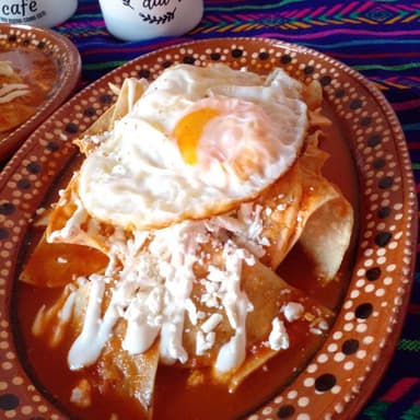 Chilaquiles con Huevo + Fruta + Café