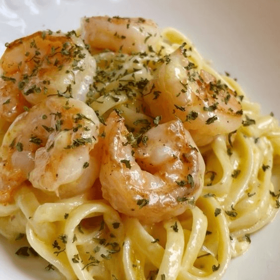 Pastas pollo camarones en salsa blanca