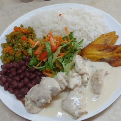 Casado Con Pollo En Salsa Blanca