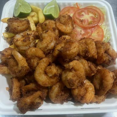 Camarones Empanizados con Papas y Ensalada