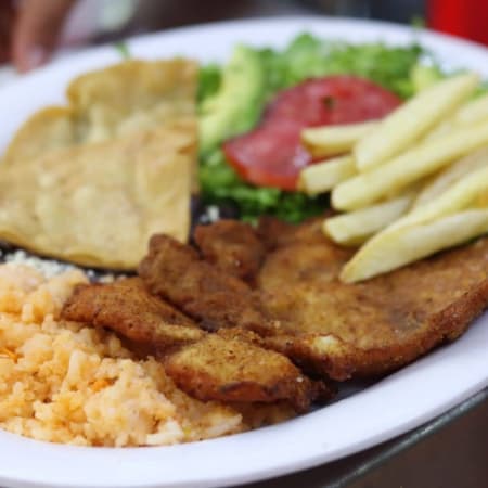 PECHUGA  DE POLLO EMPANIZADA