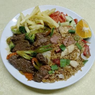 Casado Carne de Res  Con  Vegetales en Salsa.