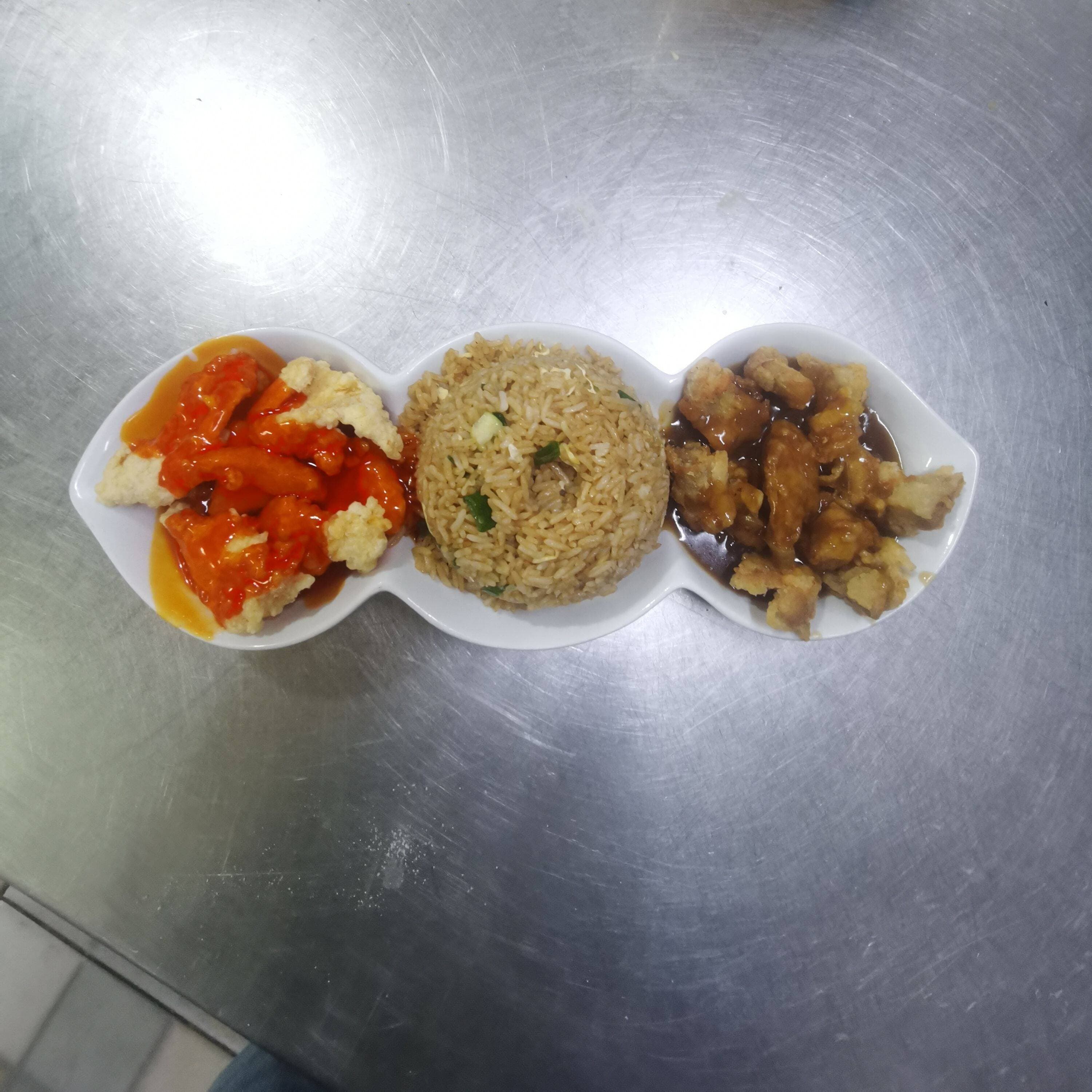 chicharron de pollo , chijaukay y arroz