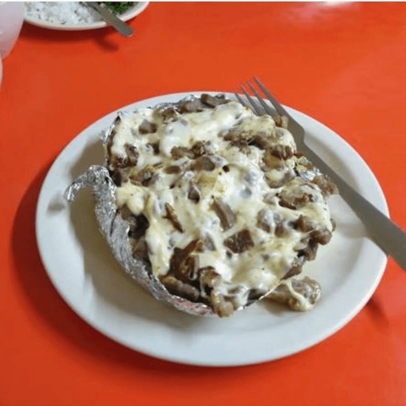 Papa Asada con Queso y Alambre