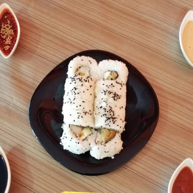Sushi con 2 Guisos de Res, Pollo o Puerco