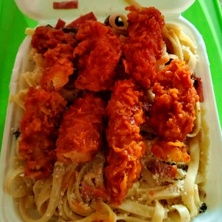 Alfredo Búfalo con Tiras Crispy Picosas