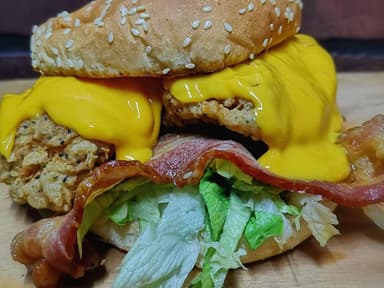 Burger de Pollo Bañado en Queso Cheddar