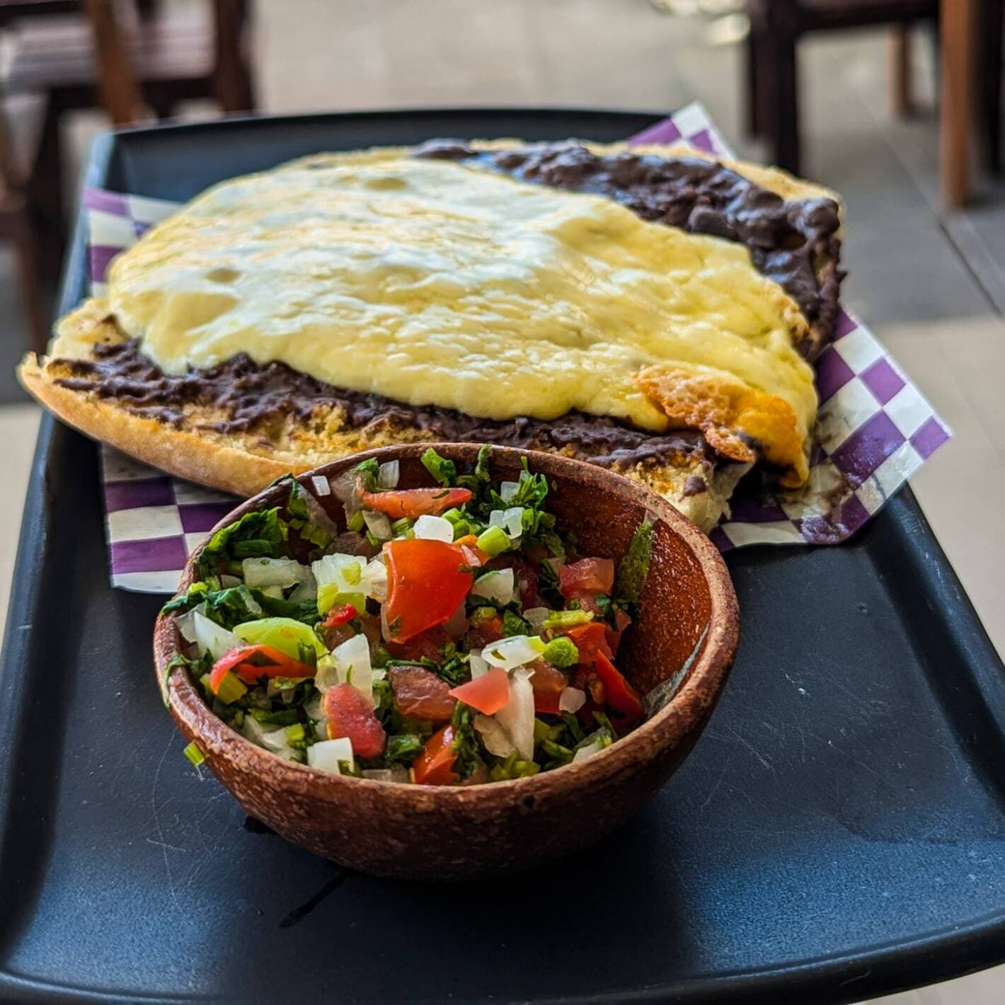 Mollete con Queso y Frijoles