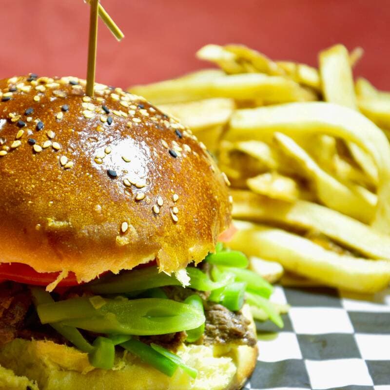 Mega hamburguesa + papas + Coca-Cola