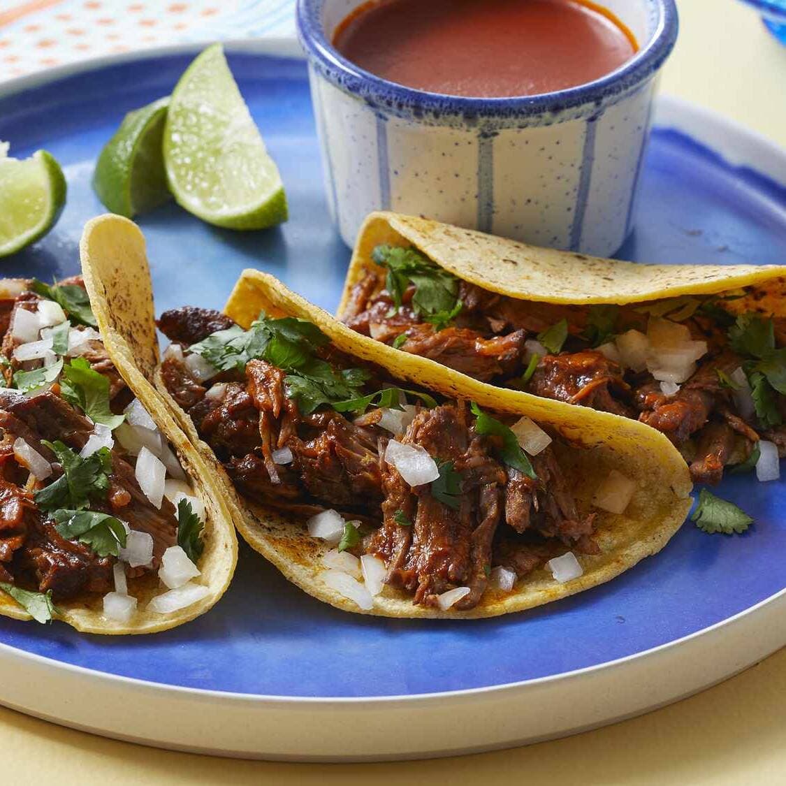 3 Tacos de Surtida más Consomé