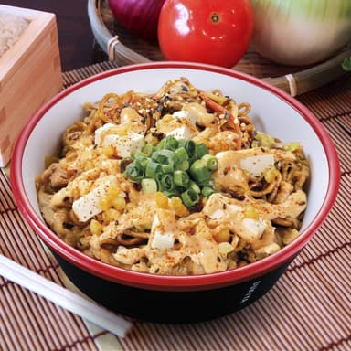 Gyudon Yakisoba con Sriracha y Queso Crema