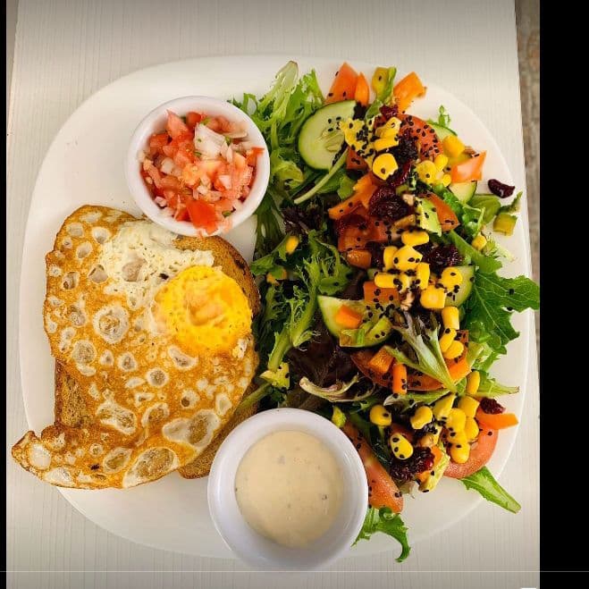 Huevos al gusto acompañados de ensalada