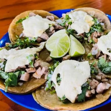 Tacos de Bistec con Queso