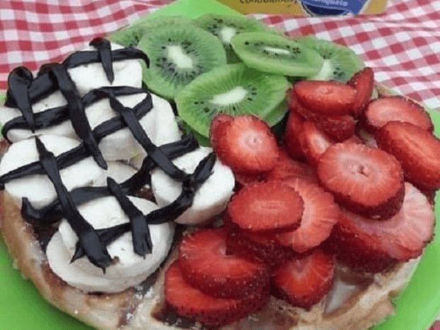 Waffle con Nutella, Plátano, Kiwi y Fresa