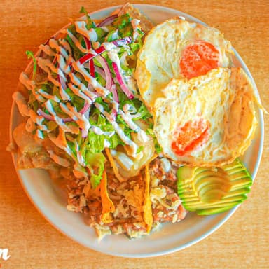 Chilaquiles Suizos con boneless, huevo o pollo