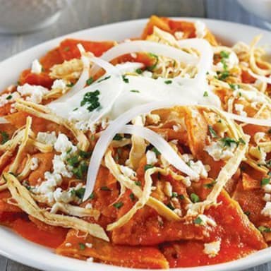 CHILAQUILES ROJOS  CON PECHUGA O CARNE