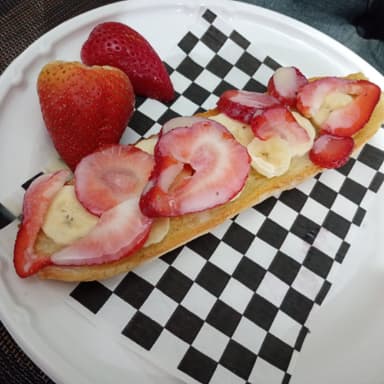 MOLLETE DULCE CON FRUTA