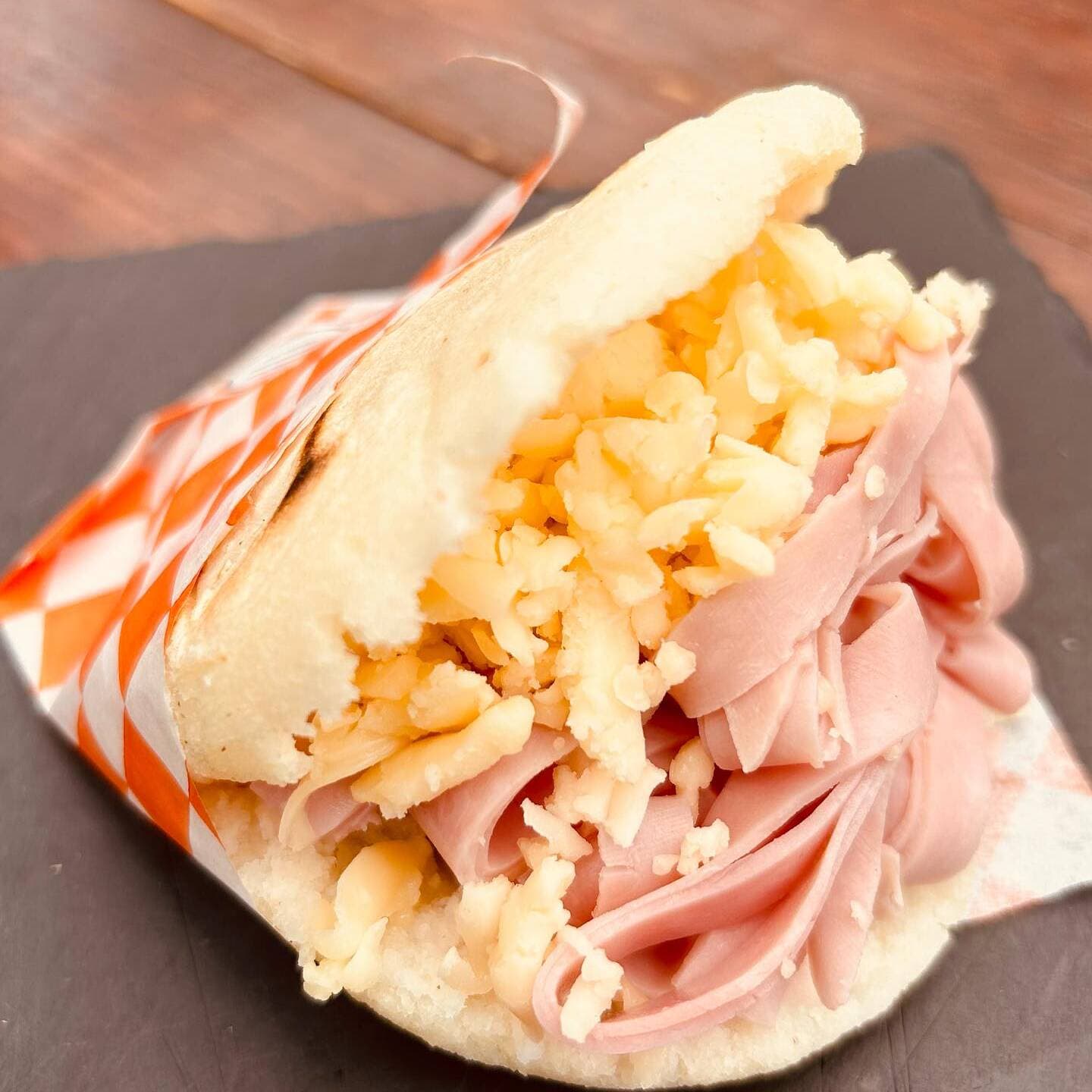 Arepa con Jamón y queso