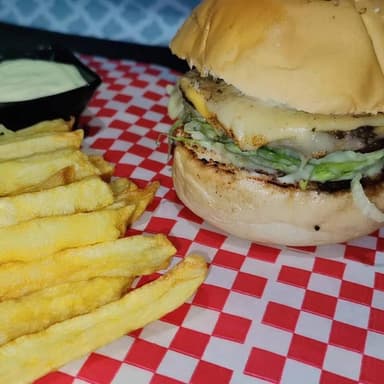 Hamburguesa Carne + Papas Fritas + Gaseosa 400