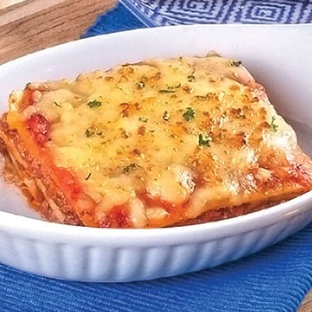 Lasagna Carne +Tostadas +Acompañamiento