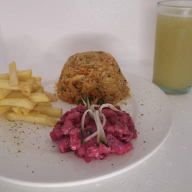 Arroz con Pollo, Res o Cerdo + Refresco del Día