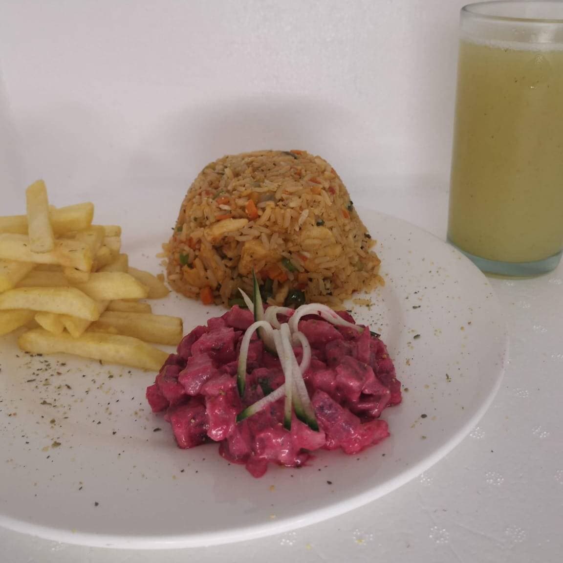 Arroz con Pollo, Res o Cerdo + Refresco del Día