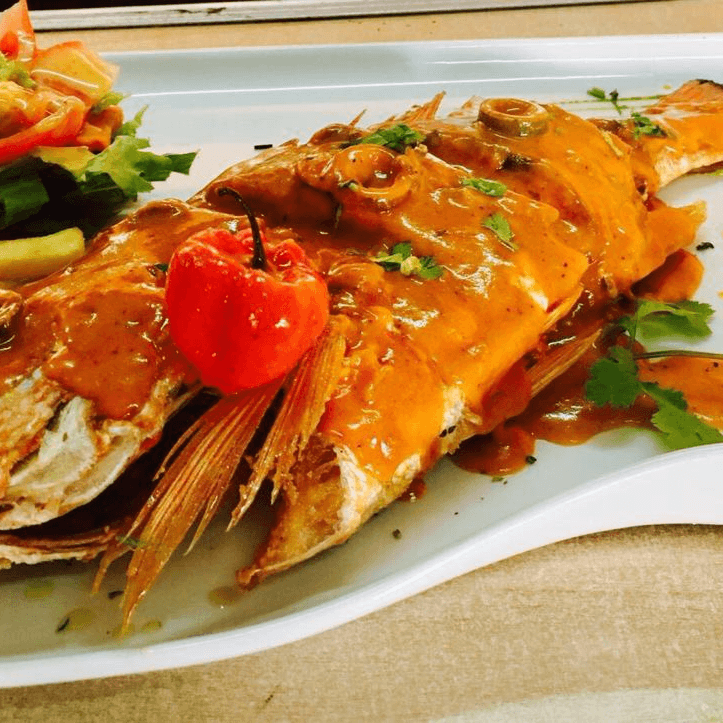 Pescado Entero Bañado en Salsa Caribeña.