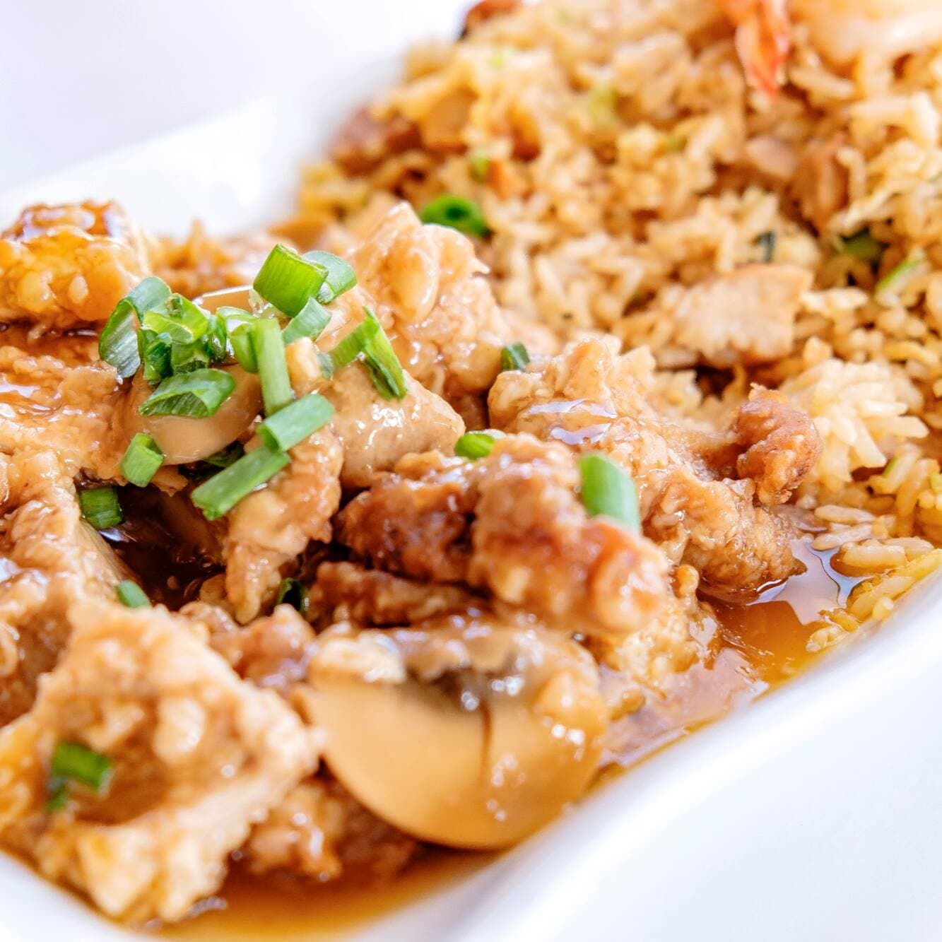 C12 Chaufa Especial y Pollo Chijaukay