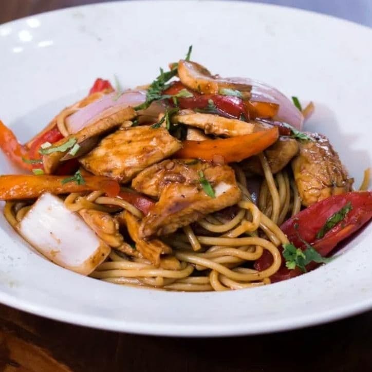 Tallarín Saltado de Pollo