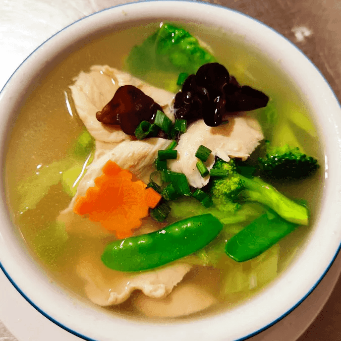 Caldo de Pollo con Fensi