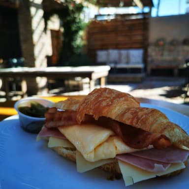 Croissant de Huevo, jamón y queso