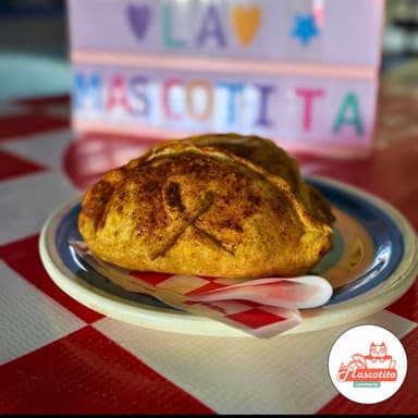 Empanada de Queso Crema con Pimiento Morrón