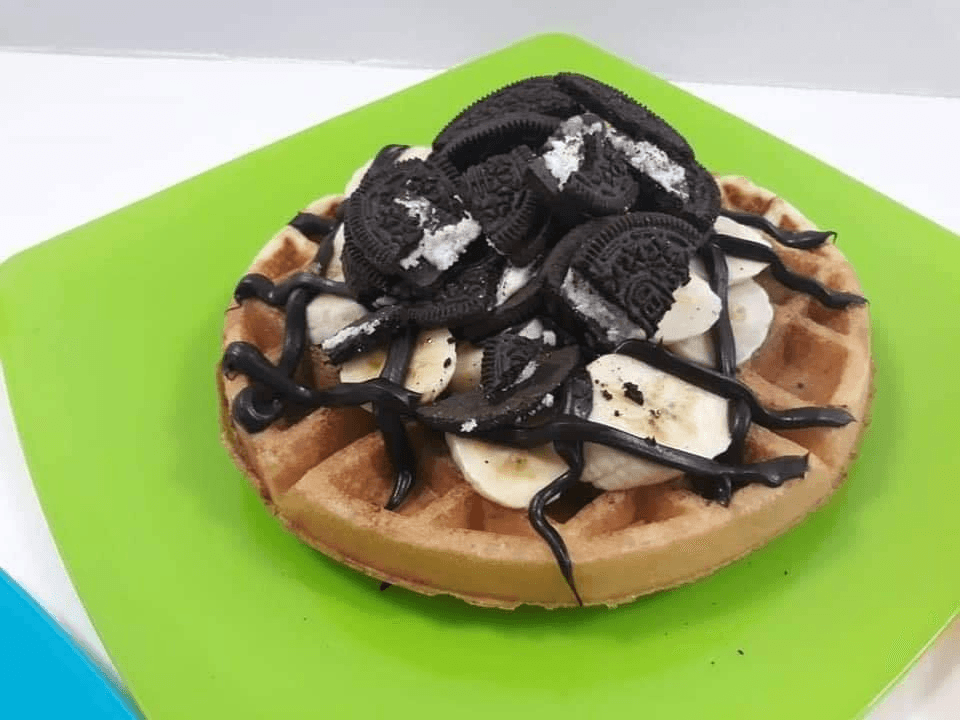 Waffle con Galleta Oreo y Cajeta