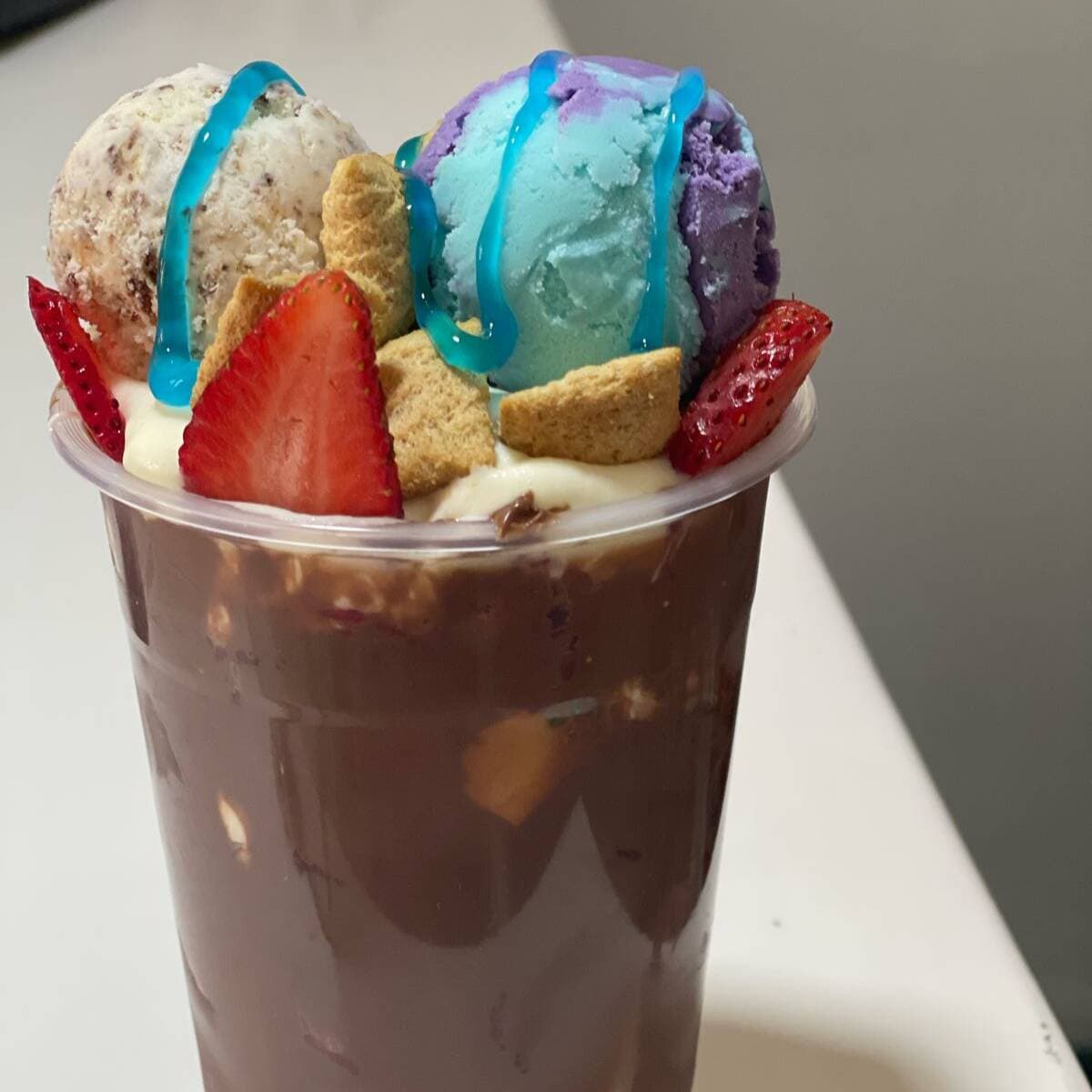 Fresas con Crema de DKCH 16 Oz, y tres topping